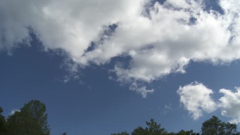 Ein-Augenberuhigender-Blick-Auf-Den-Blauen-Und-Klaren-Himmel-Mit-Baumwollwolken