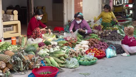 Can-Tho,-Vietnam:-Bunter-Gemüsemarkt-In-Der-Straße-Der-Stadt-Can-Tho-Am-Mekong