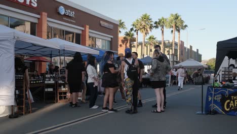 Menschen-Stehen-Auf-Der-Straße-Neben-Einem-Outdoor-Verkäufer-Bei-Einer-Veranstaltung-In-San-Jose,-Kalifornien