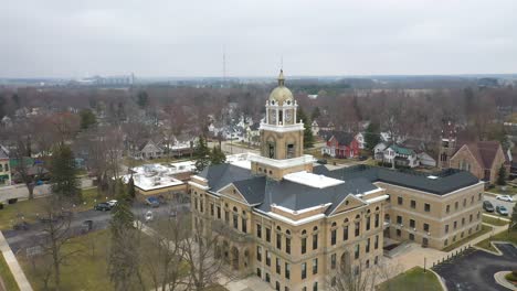Historical-courthouse-in-Gratiot-County,-Michigan-drone-video-pulling-out