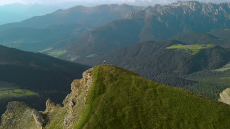 Luftaufnahme-über-Einem-Wanderer-Auf-Dem-Seceda-Berg-Mit-Blick-Auf-Die-Idyllische,-Lebendige-Tallandschaft-Südtirols-Von-Oben-Nach-Unten