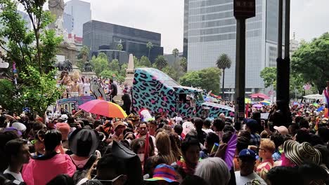 Tiro-De-Streapers-En-El-Desfile-Del-Orgullo-En-La-Ciudad-De-México-En-Junio