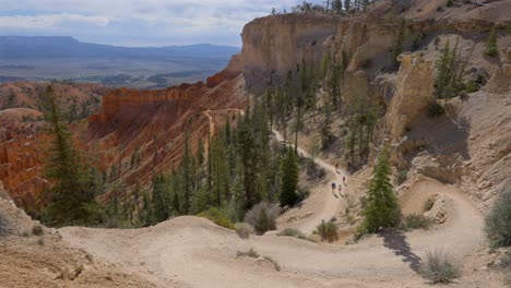 Panning-view-of-a-hiking-trail-in-Bryce-Canyon,-Utah