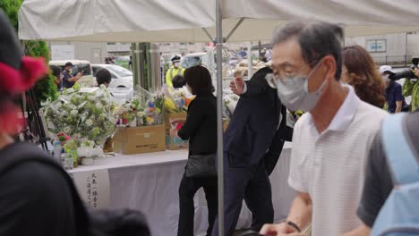 El-Día-Después-Del-Asesinato-De-Shinzo-Abe-En-Japón,-Los-Japoneses-Presentan-Sus-Respetos