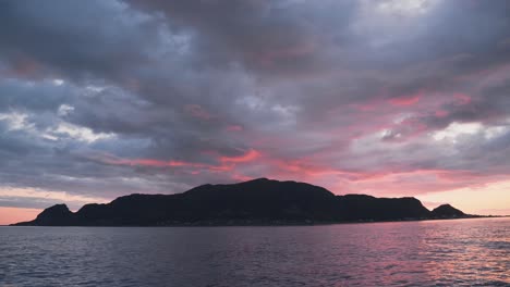 Farbenfroher-Sonnenuntergangshimmel-Mit-Dunklen,-Stürmischen-Wolken-über-Der-Inselsilhouette,-Statische-Ansicht