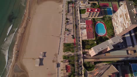 Wolkenkratzerdächer-Und-Wohngebäude-An-Der-Küste-Von-San-Juan-Playa-In-Spanien