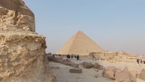 Turistas-Explorando-La-Gran-Pirámide,-Giza,-Egipto