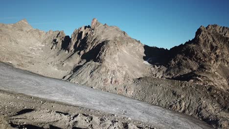 Drone-Paisaje-Vista-De-Picos-Rocosos-Y-Un-Glaciar-En-Los-Alpes-Suizos