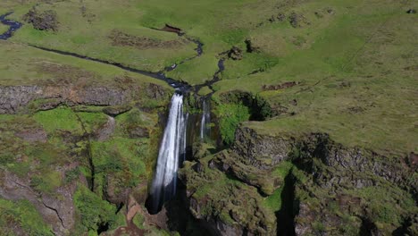 Wasserfall-In-Island-Aus-Der-Luft-4k-Hinein-Und-Nach-Unten