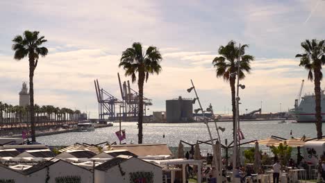 Neuentwicklung-Am-Hafen-Von-Malaga-Mit-Geschäften-Vor-Industriellem-Hintergrund