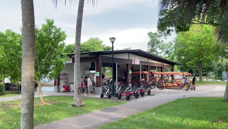 Tienda-De-Alquiler-De-Bicicletas-En-El-Parque-De-La-Playa-De-Changi
