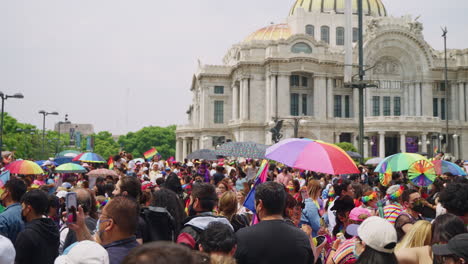 Regenbogenfarbene-Regenschirme-Bei-Der-Pride-Parade-Vor-Dem-Palast-Der-Schönen-Künste-In-Mexiko-Stadt-Am-25.-Juni.