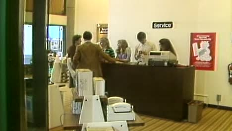 1983-Telefone-Zum-Verkauf-Im-Laden