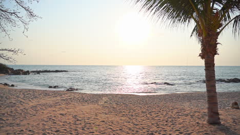 Morgensonne-über-Leerem-Tropischen-Sandstrand,-Kokospalmen-Und-Endlosem-Horizont