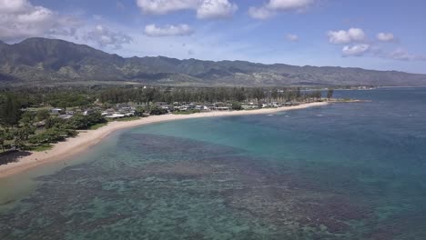Luftaufnahme-Von-Haleʻiwa-Strandhäusern-In-Oahu,-Hawaii,-An-Einem-Sonnigen-Tag