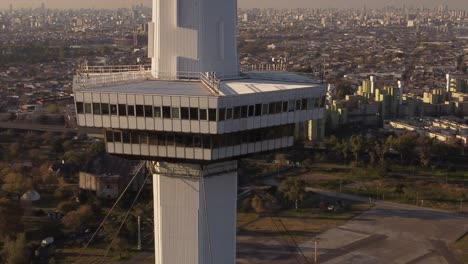 Luftaufnahmen-Entlang-Der-Spitze-Des-Torre-Espacial-In-Der-Stadt-Buenos-Aires-Mit-Blick-Auf-Die-Stadt-Im-Hintergrund