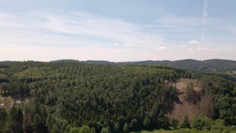 Riesige-Mischwälder-Bedecken-An-Einem-Sonnigen-Tag-Die-Hügel-Des-Rhein-Sieg-Kreises