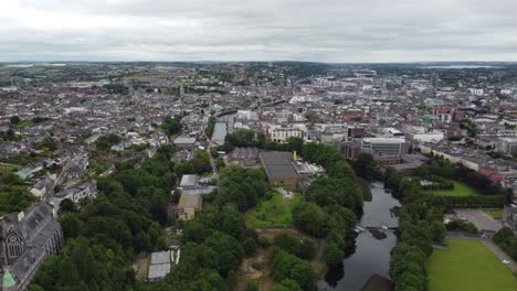 Cork-City,-Irland,-Steigende-Luftdrohnenansicht