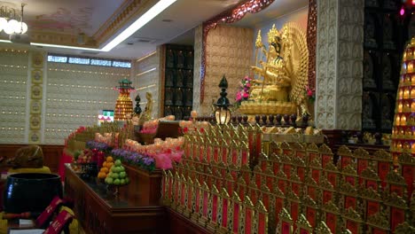 Buda-Dorado-Y-Ofrendas-De-Frutas-En-El-Altar-En-El-Salón-Bodhisattva-Del-Templo-Chung-Tian-En-Brisbane,-Queensland