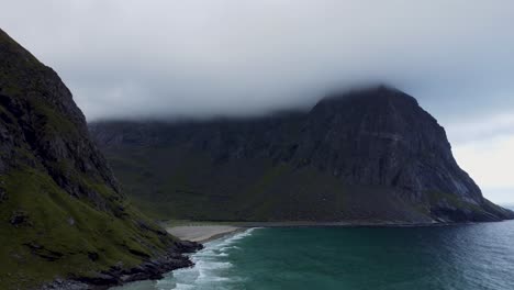 Fliegen-An-Einem-Strand-In-Norwegen-Mit-Blick-Auf-Die-Bucht,-Den-Strand-Und-Die-Teilweise-In-Wolken-Bedeckten-Berge