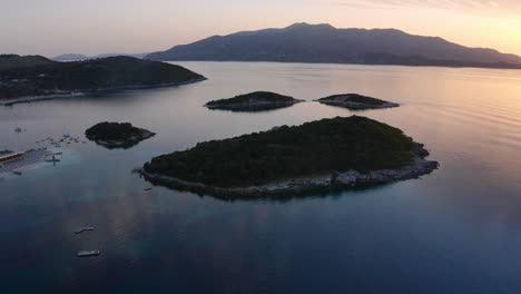 Silhouette-Der-Wunderschönen-Inseln-Der-Ksamil-Inseln-Während-Der-Goldenen-Stunde-Mit-Korfu-In-Der-Ferne