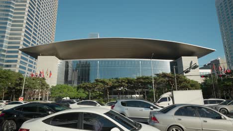 Autos-Hielten-Im-Stau-Auf-Einer-Großen-Straße-In-Der-Nähe-Des-Coex-Convention-Center,-Bezirk-Gangnam,-Seoul