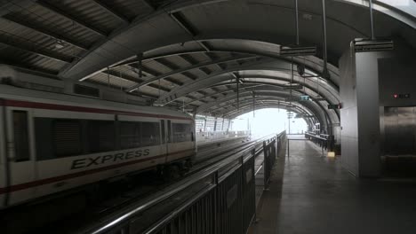 Flughafen-Rail-Link-Zug-Bei-Der-Annäherung-An-Den-Bahnhof