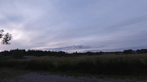 Zeitraffer-Des-Sonnenuntergangs-In-Lappland-Mit-Feld-Und-Wald-Mit-Wolken