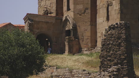 Touristin-Im-Georgisch-orthodoxen-Kloster-Jvari-In-Der-Nähe-Von-Mzcheta,-Ostgeorgien