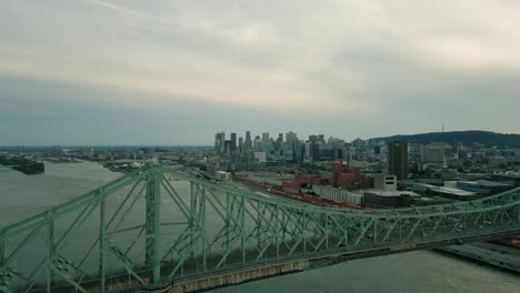 4k-Filmische-Urbane-Drohnenaufnahmen-Einer-Luftaufnahme-Der-Innenstadt-Von-Montreal,-Quebec,-Während-Eines-Wunderschönen-Sonnenuntergangs-Von-Der-Jacques-Cartier-Brücke-über-Den-Fluss