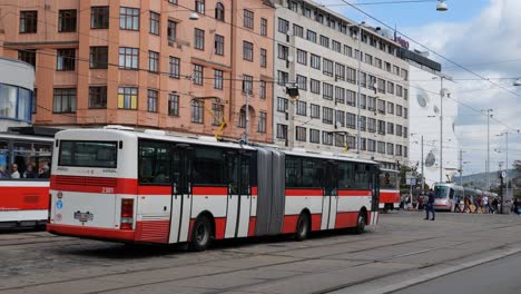 Karosa-B961e-Autobús-De-La-Compañía-De-Transporte-Bpmb-Cerca-De-La-Estación-De-Tren-Principal-De-Brno-Hlavni-Nadrazi-En-La-Plaza-De-La-Ciudad-De-Masarykovo-Namesti
