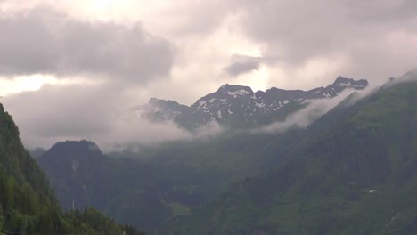 Hermosas-Nubes-En-Las-Montañas-De-Kaprun-En-Austria---Timelapse