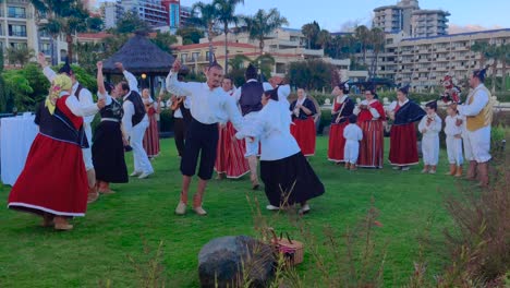 Eine-Gruppe-Glücklicher-Und-Lächelnder-Menschen-Führt-öffentlich-Den-Traditionellen-Portugiesischen-Tanz-Bailinho-Da-Madeira-Auf
