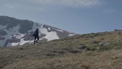 Plano-General-De-Una-Mujer-Caminando-Por-La-Cordillera-De-Escocia-Con-Una-Sutil-Llamarada-Solar