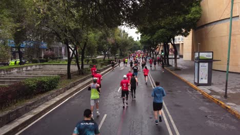 Drohnenansicht-Einer-Straße-Voller-Läufer-Während-Des-Mexiko-Stadt-Marathons-2022