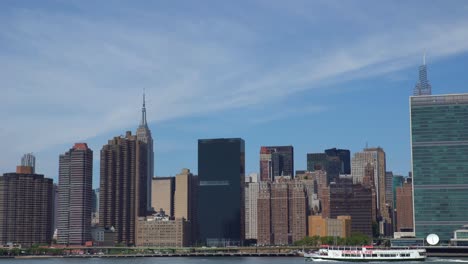 The-view-of-Manhatta-skyline-from-the-Long-Island-City