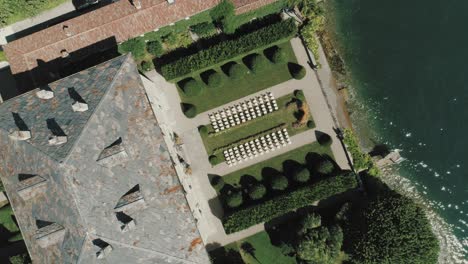 Vogelperspektive-Aus-Der-Luft-Auf-Den-Hinterhof-Der-Berühmten-Villa-Balbiano-Am-Comer-See-In-Italien,-Während-Man-Für-Eine-Hochzeit-Sitzt-Und-Ein-Boot-Auf-Dem-See-Zeigt