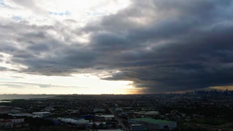 Schöne-Aussicht-Auf-Cumuluswolken-Bei-Sonnenuntergang-über-Der-Stadt-Taytay-Rizal,-Philippinen