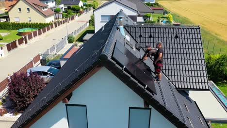 Bauarbeiter-Installieren-Sonnenkollektoren-Für-Umweltfreundliche,-Wiederverwendbare-Energie-–-Luftaufnahme