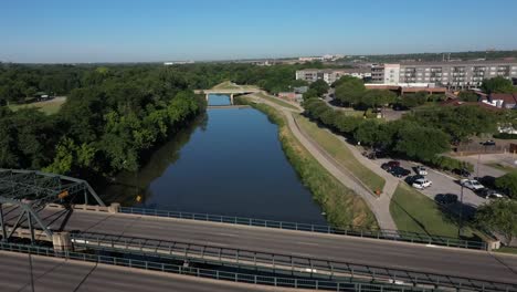Drohnenaufnahmen-Der-Innenstadt-Von-Fort-Worth,-Texas-Und-Des-Trinity-River-An-Der-7th-Street-Bridge