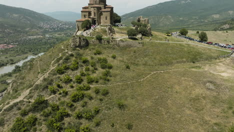 Turistas-En-El-Monasterio-Jvari-En-La-Cima-De-La-Montaña-Cerca-De-Mtskheta,-Georgia
