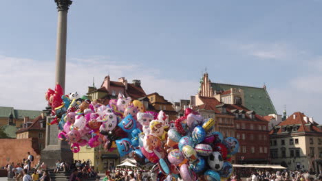 Zum-Verkauf-Stehende-Luftballons-Tanzen-Im-Wind-über-Der-Warschauer-Altstadt