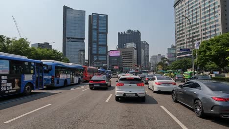 Transporte-Público-Y-Privado-En-La-Carretera-De-La-Ciudad-De-Seúl-En-El-Distrito-De-Gangnam,-Corea-Del-Sur