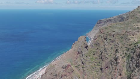 Felsige-Böschung-Mit-Dem-Ort-Paul-Do-Mar-Im-Hintergrund-Auf-Madeira,-Portugal