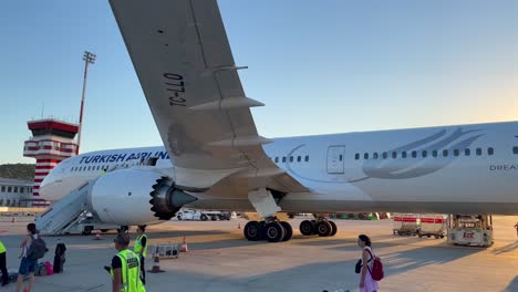 Airbus-De-Las-Aerolíneas-Turcas-Aterrizó-En-El-Aeropuerto-Internacional,-Gran-Avión-En-Turquía,-Gente-Trabajando,-Tiro-4k