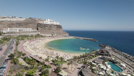 Luftaufnahme-Des-Strandes-Amadores,-Malerische-Bucht-Mit-Türkisfarbenem-Wasser,-Gran-Canaria