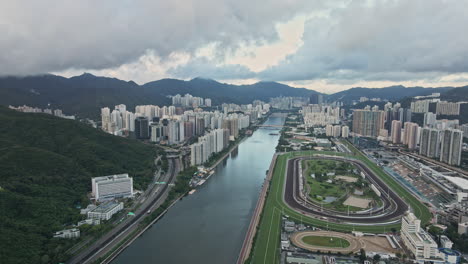 Vista-Aérea-De-Drones-Del-Hipódromo-De-Shatin-En-El-Río-Shing-Mun,-Hong-Kong