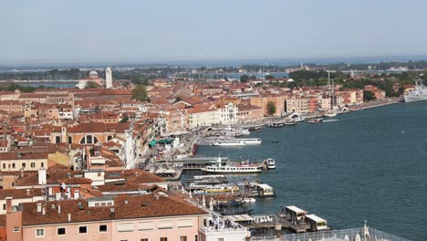 Touristic-Floating-City-of-Venice-Italy,-Panning-Establishing-View