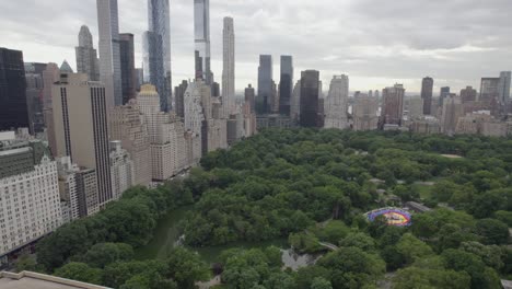 Aerial-view-of-the-Central-Park-and-skyscrapers-in-MIdtown,-NYC,-USA---panning,-tilt,-drone-shot