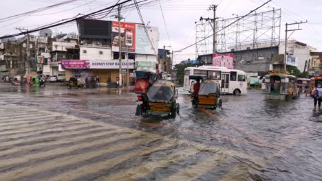 Verkehrsansicht-Von-Überlaufstraßen-Und-Kreuzungsautobahn-Aufgrund-Eines-Tropischen-Sturms-In-Der-Stadt-Dagupan,-Philippinen
